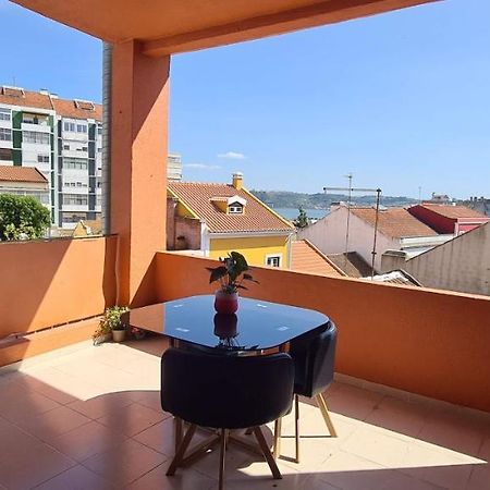 Relax In Lisbon For 4 People With Terrace And Parking Apartment ภายนอก รูปภาพ