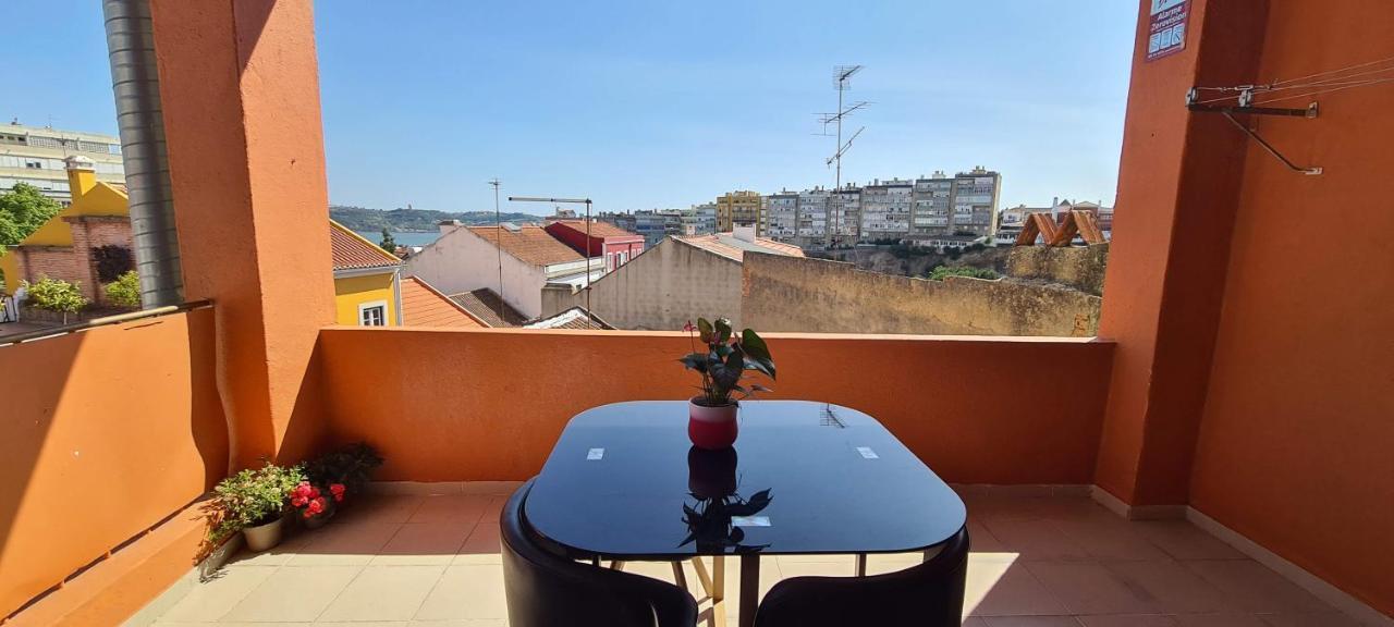 Relax In Lisbon For 4 People With Terrace And Parking Apartment ภายนอก รูปภาพ