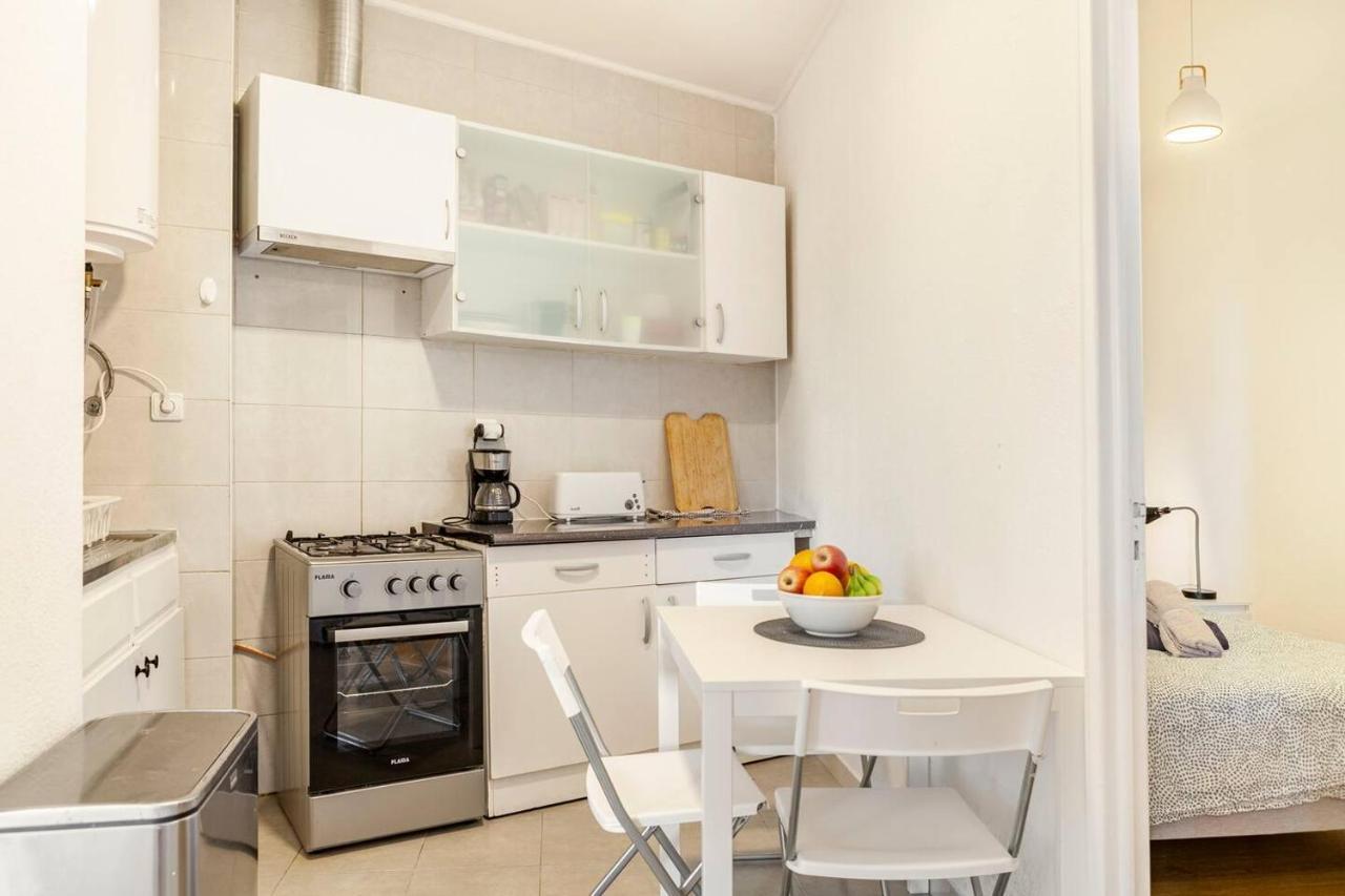 Relax In Lisbon For 4 People With Terrace And Parking Apartment ภายนอก รูปภาพ